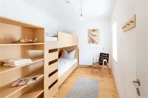 ein Zimmer mit einem Bett und Regalen